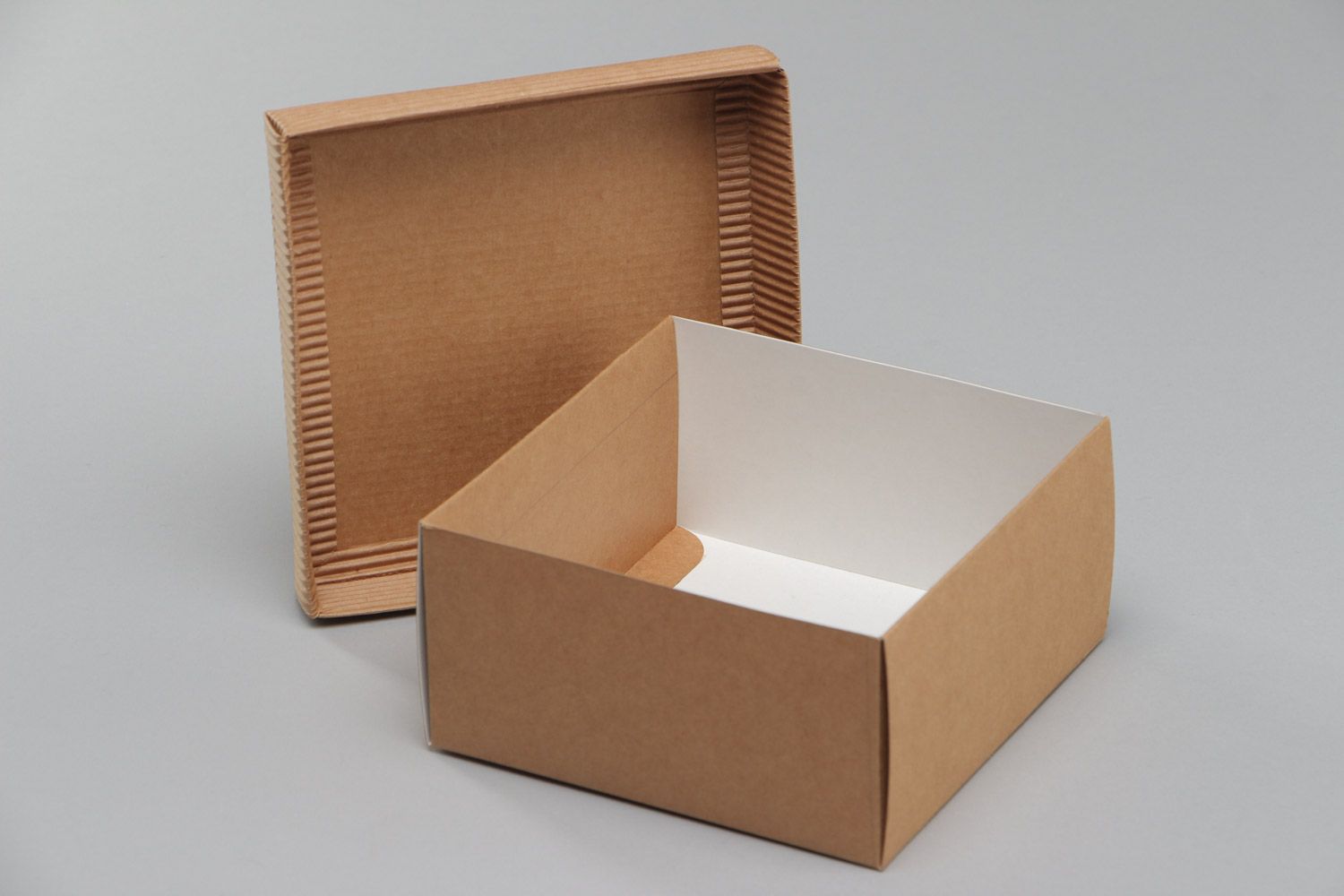 Petite boîte en carton brune carrée avec couvercle gaufré pour cadeau faite main photo 4