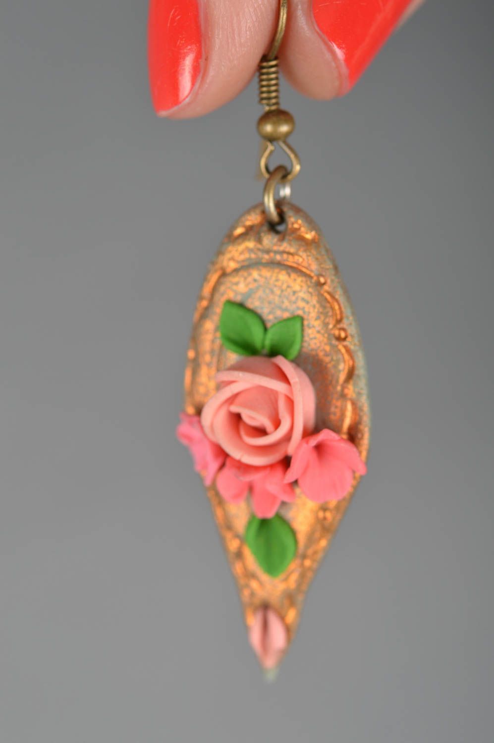 Boucles d'oreilles en pâte polymère pendantes faites main avec roses roses photo 3