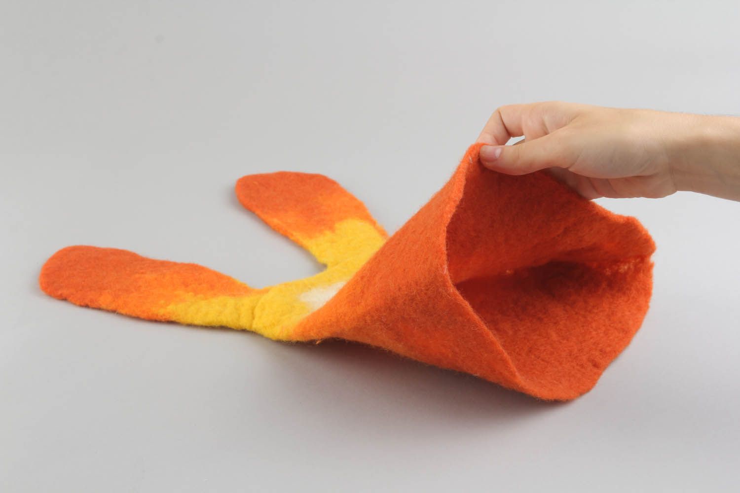 Brinquedo macio têxtil feito à mão para decoração do interior de materiais naturais em técnica de feltragem foto 4