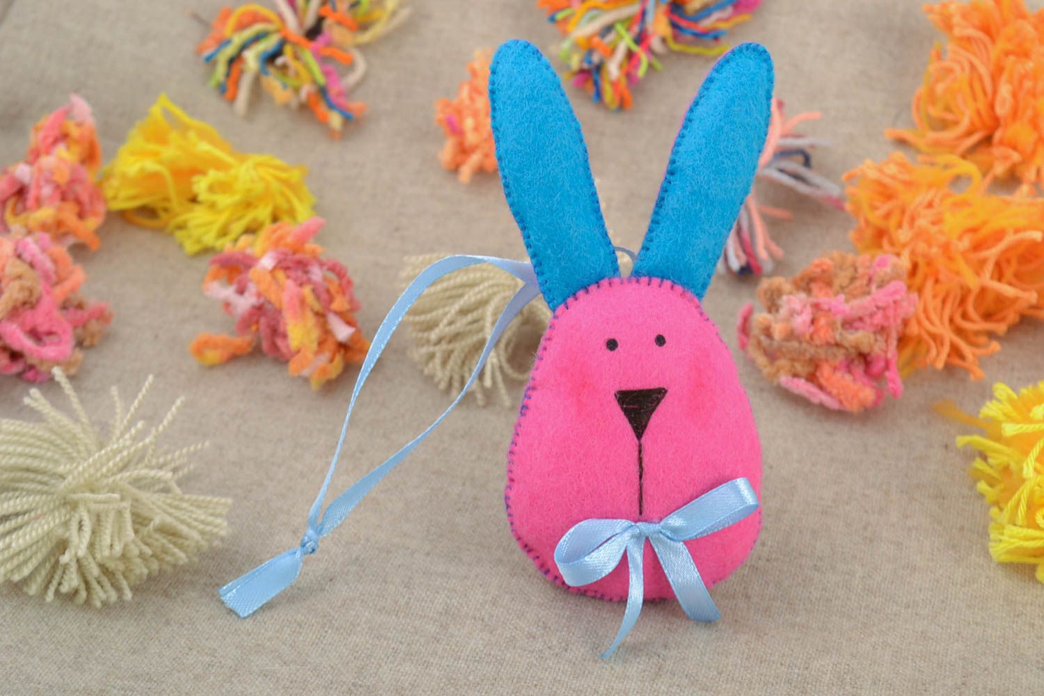 Handmade Deko Anhänger Hase in Rosa mit blauen Ohren schön klein für Kinder foto 1