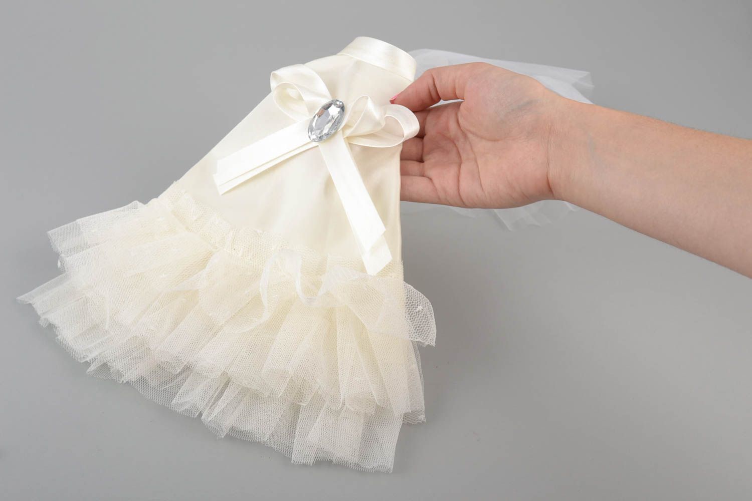Красивая одежда для невесты на бутылку шампанского белое платье из атласа  фото 5