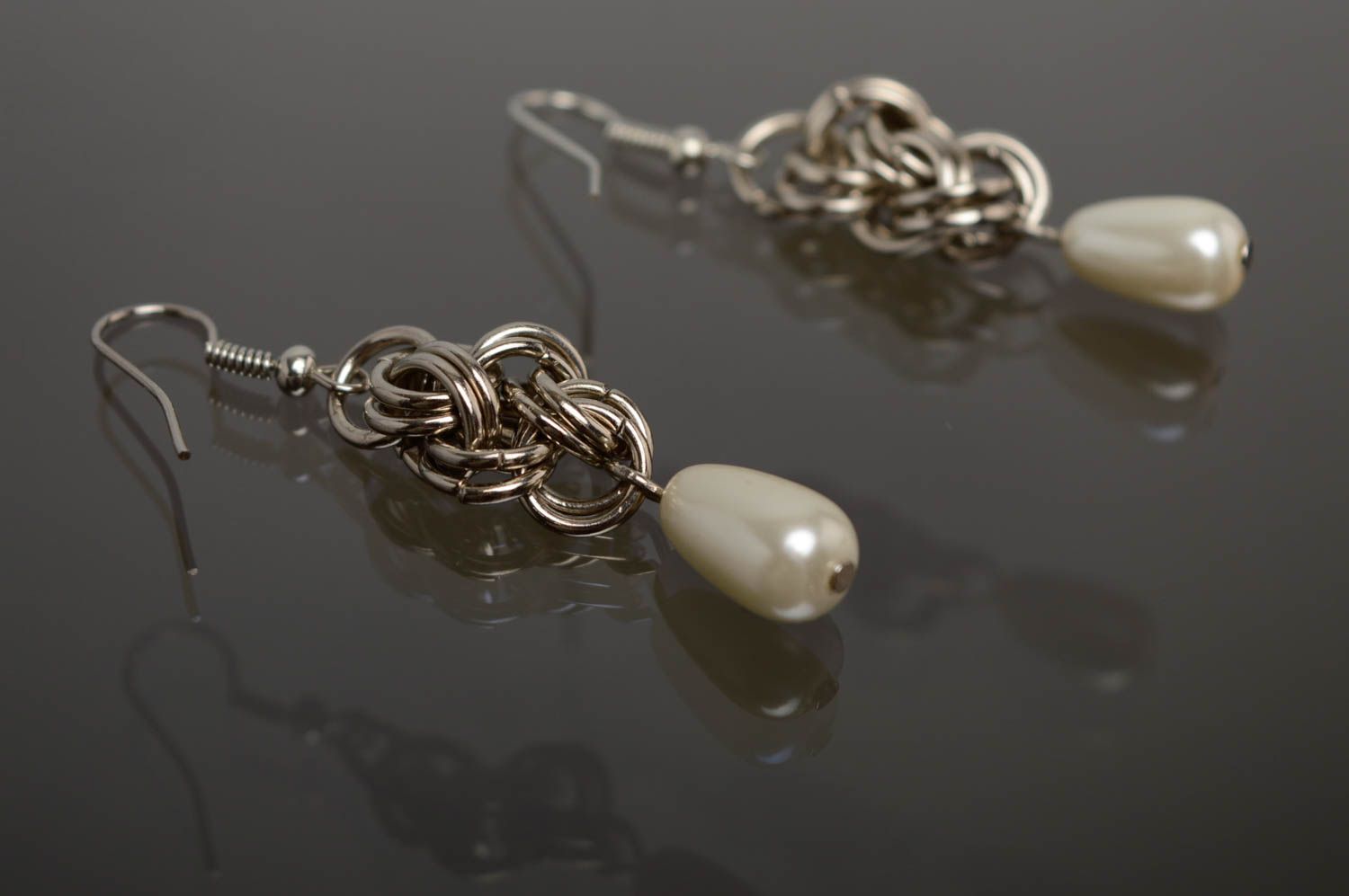 Longues boucles d'oreilles en métal avec perles fantaisie blanches faites main photo 1
