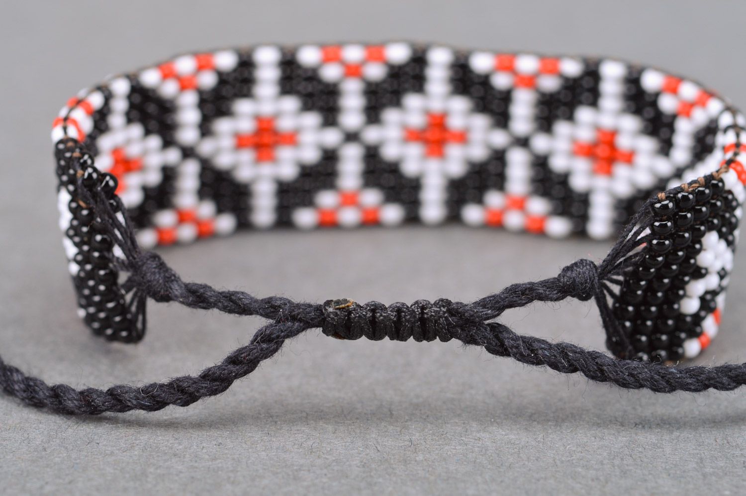 Плетеный браслет на руку из бисера ручной работы трехцветный в этно стиле унисекс фото 5