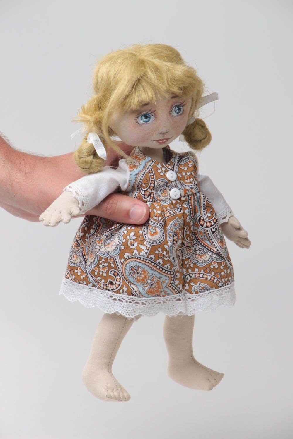 Muñeca de tela infantil artesanal original para niños o para decoración de casa foto 5