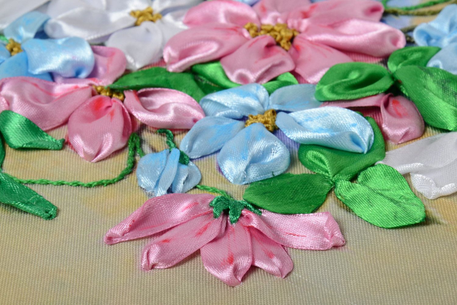 Cuadro bordado con flores de cintas de raso en tonos pasteles artesanal foto 3