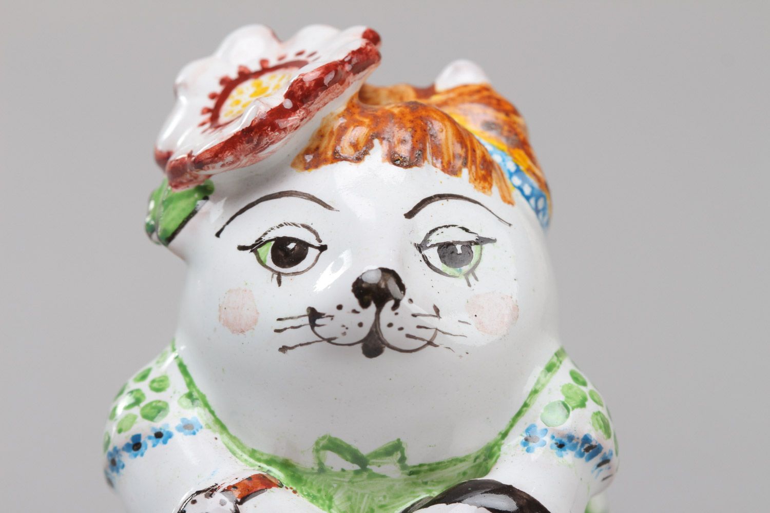 Figurilla cerámica pequeña con forma de gata encantadora pintada hecha a mano foto 4