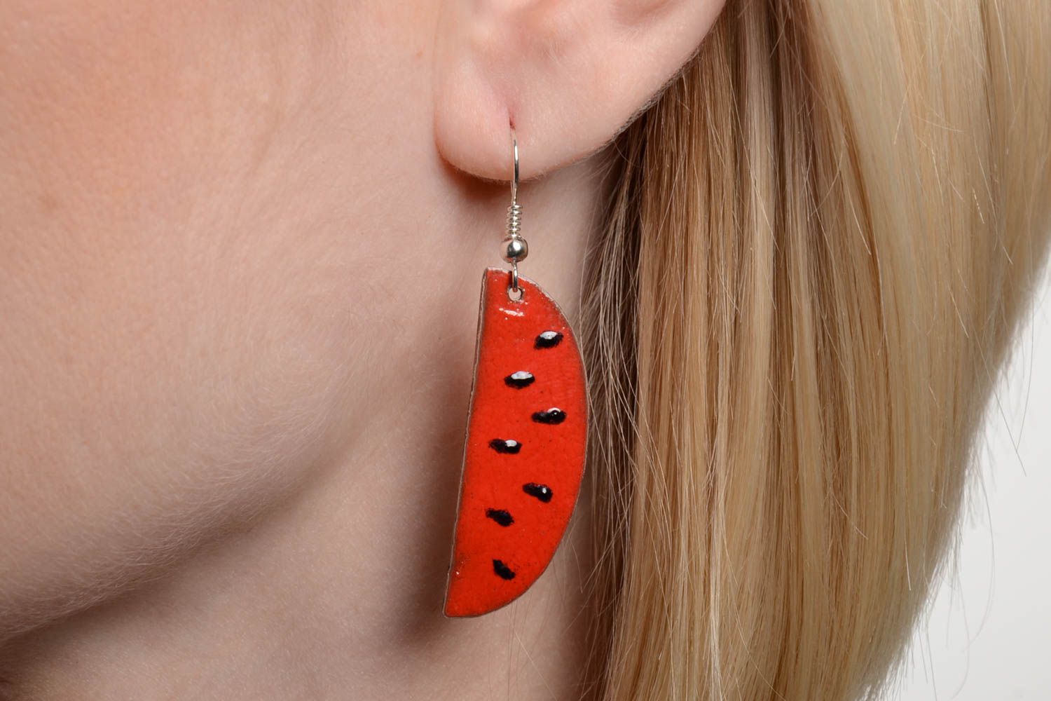 Boucles d'oreilles pendantes en cuivre peintes d'émail rouges faites main femme photo 5