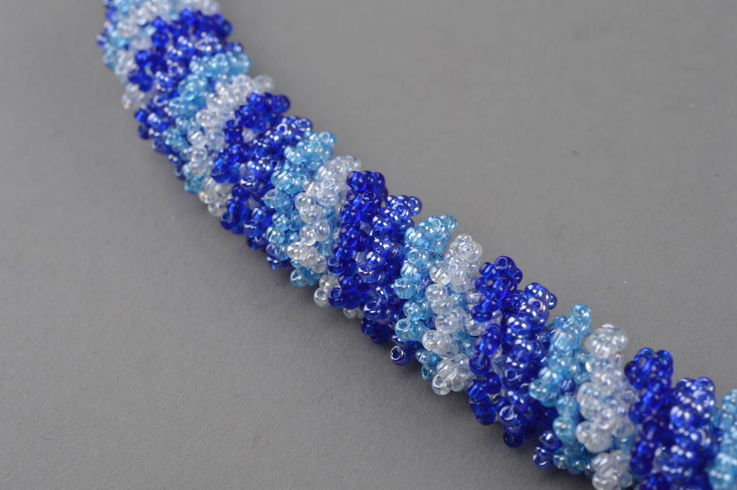 Ожерелье из бисера синее с голубым ручной работы авторское красивое женское фото 3