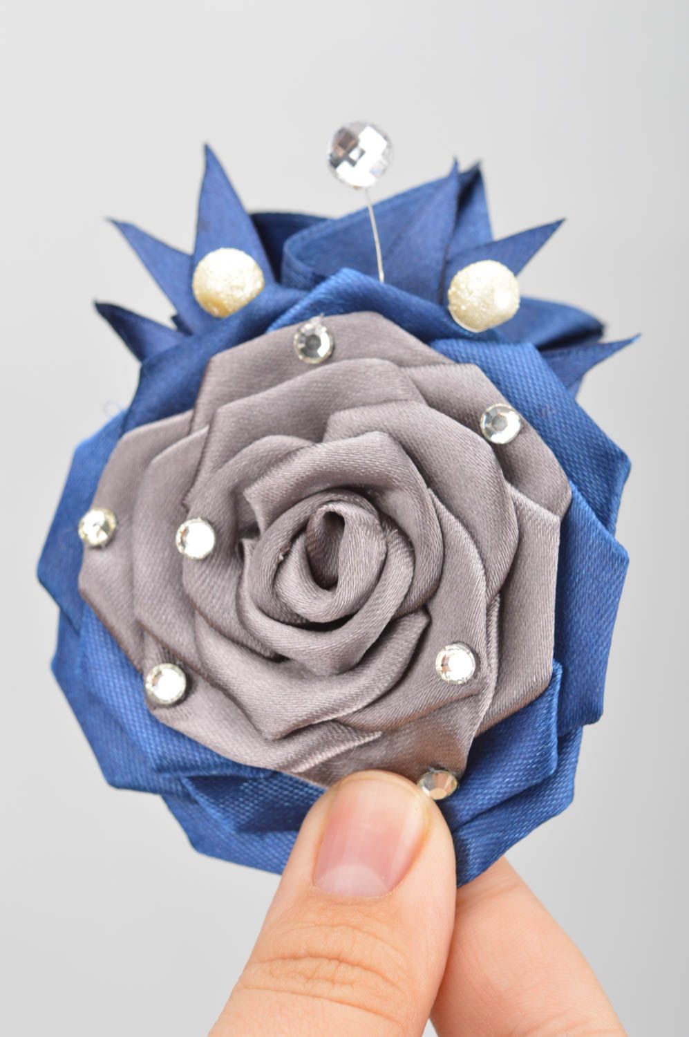 Broche original hecho a mano de raso azul y gris con forma de flor festiva foto 3