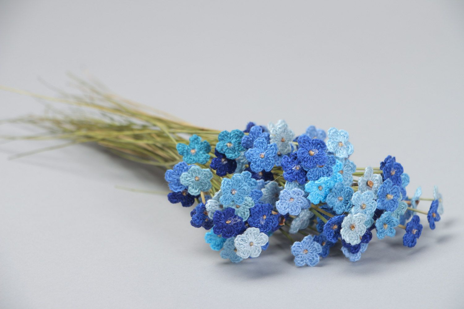 Bouquet de fleurs artificielles tricotées au crochet bleues faites main photo 3