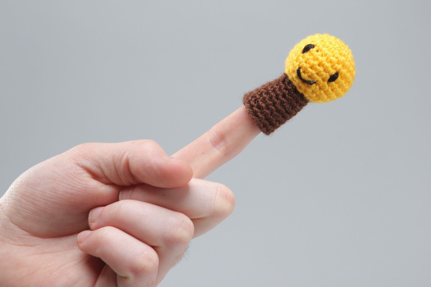 Petite marionnette à doigt tricotée en fils acryliques jaune faite main Kolobok photo 4