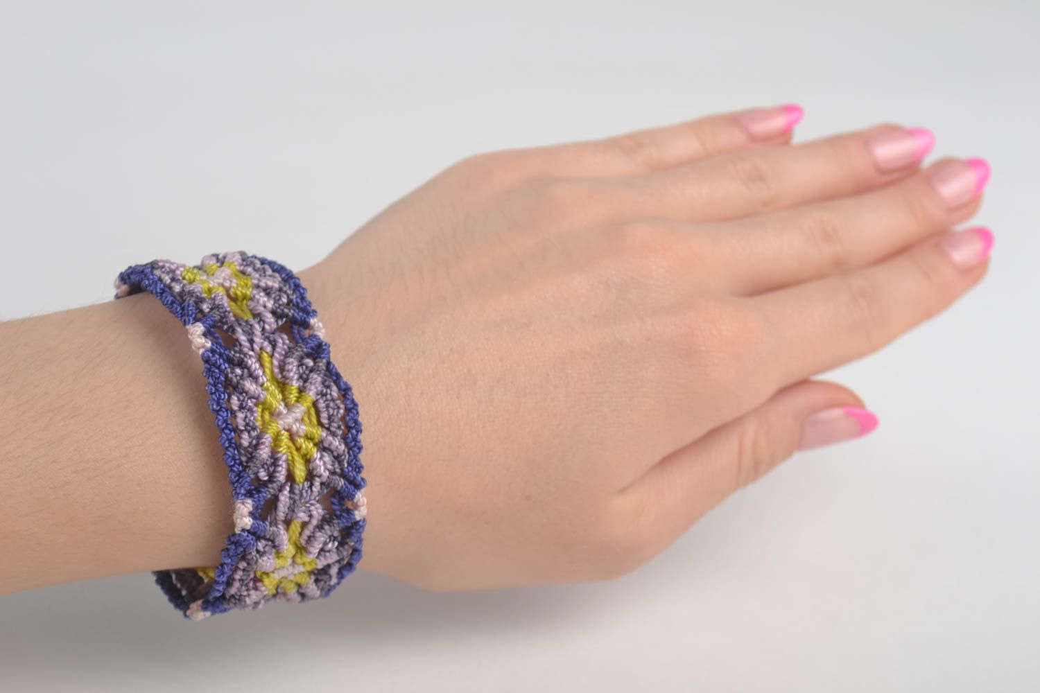 Bracelet textile Bijou fait main large macramé fils tressé Accessoire femme photo 1