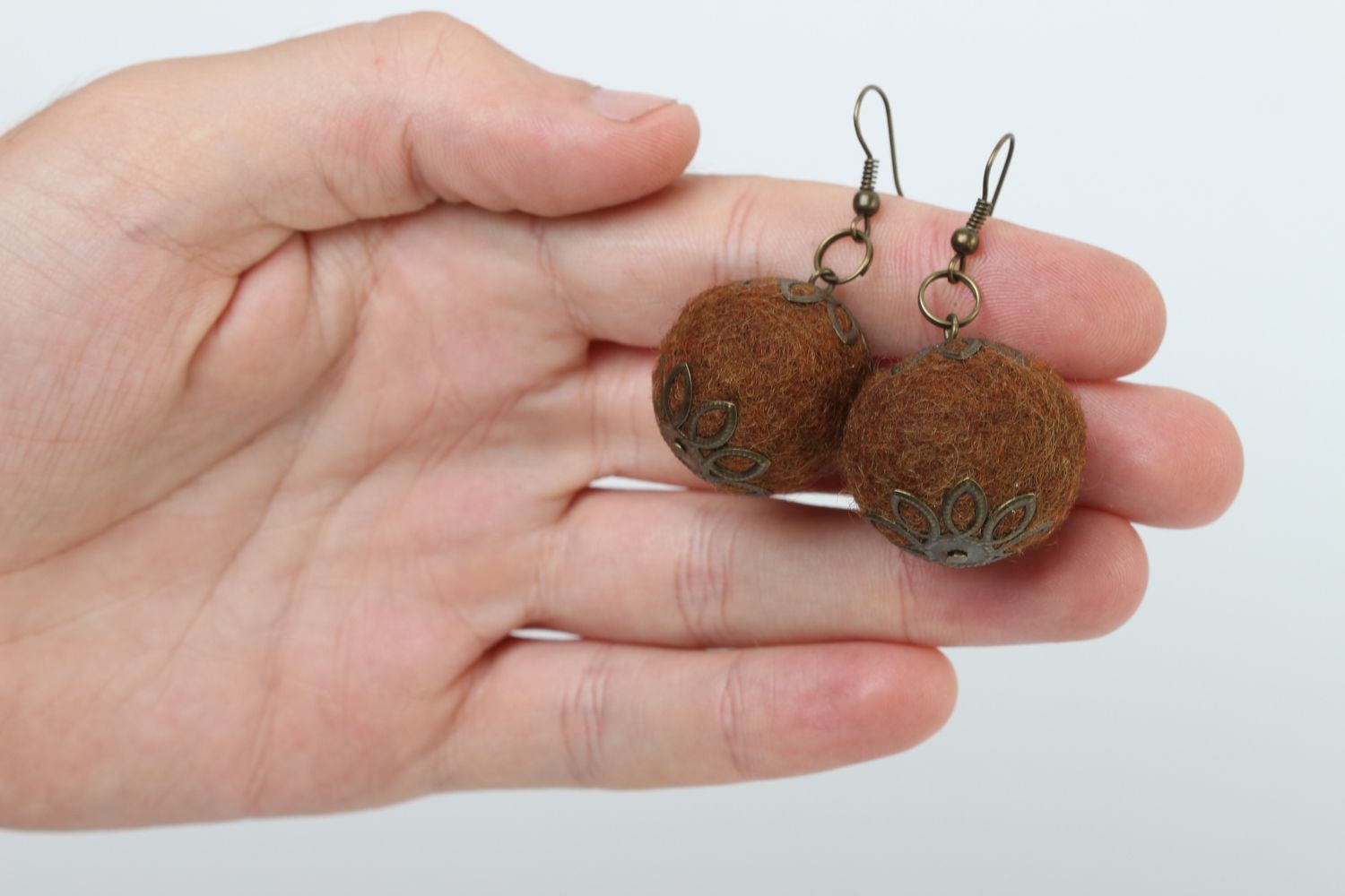 Pendientes de fieltro artesanales marrónes regalo original accesorio para mujer foto 5