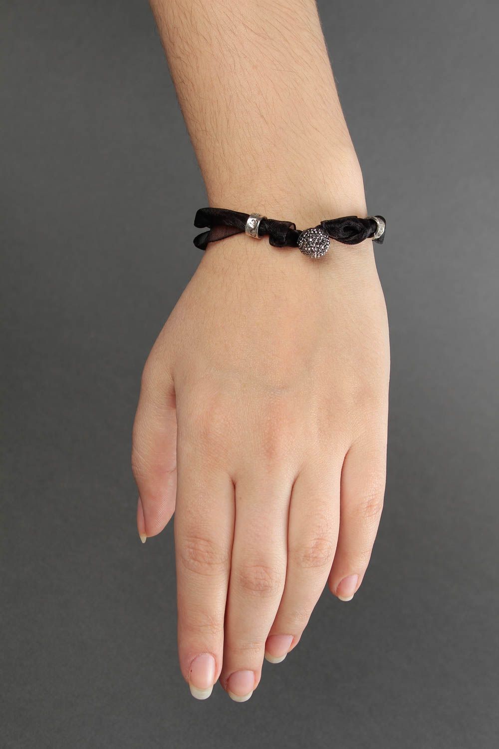 Браслет ручной работы женский браслет с бусиной черный браслет из лент фото 2