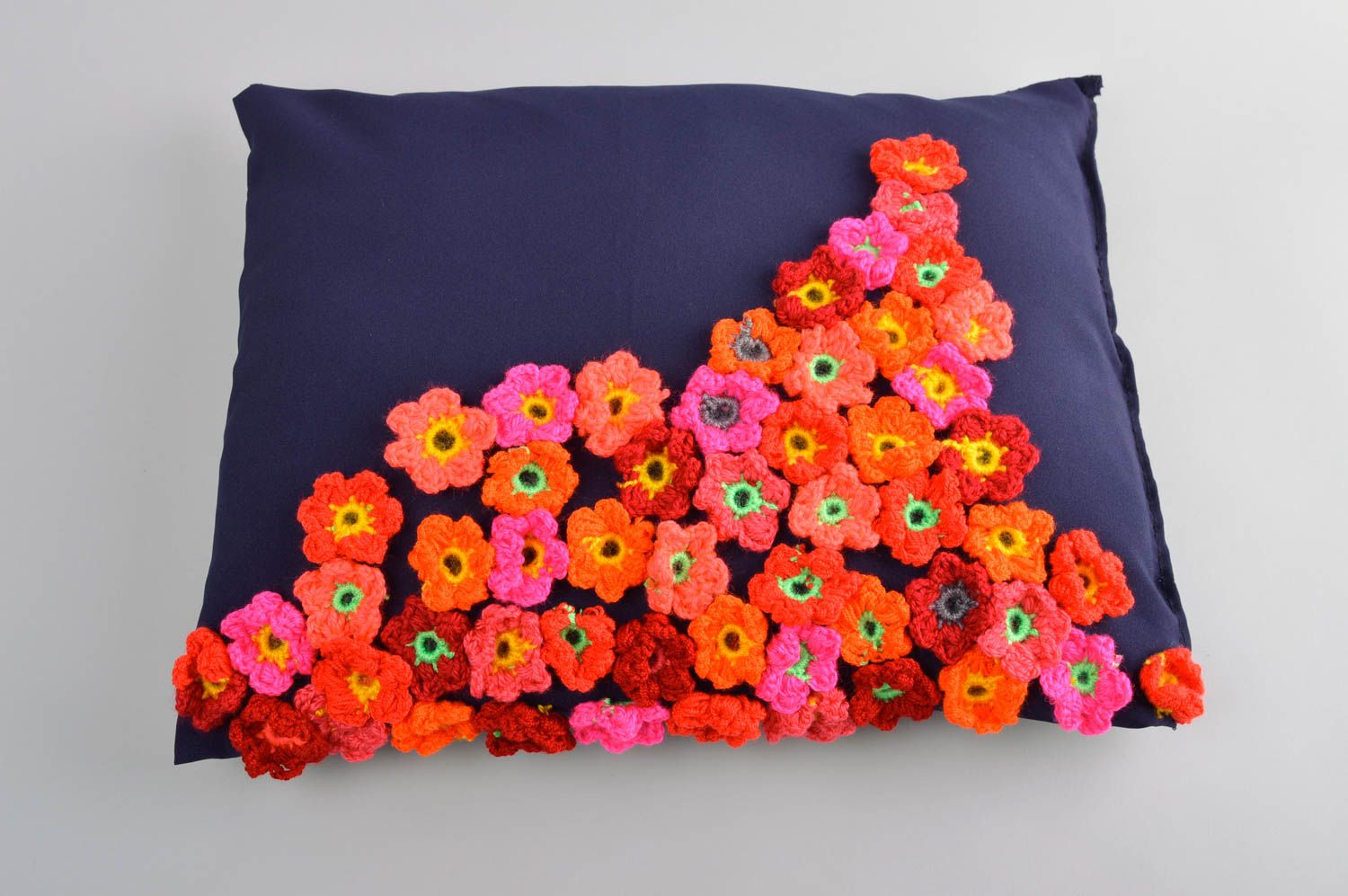 Almohada decorativa artesanal con flores decoración de interior regalo original  foto 3