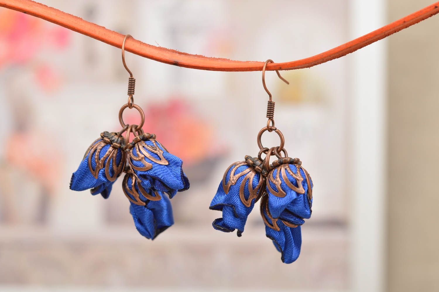 Серьги с цветами синие красивые с подвесками текстильные ручной работы фото 1