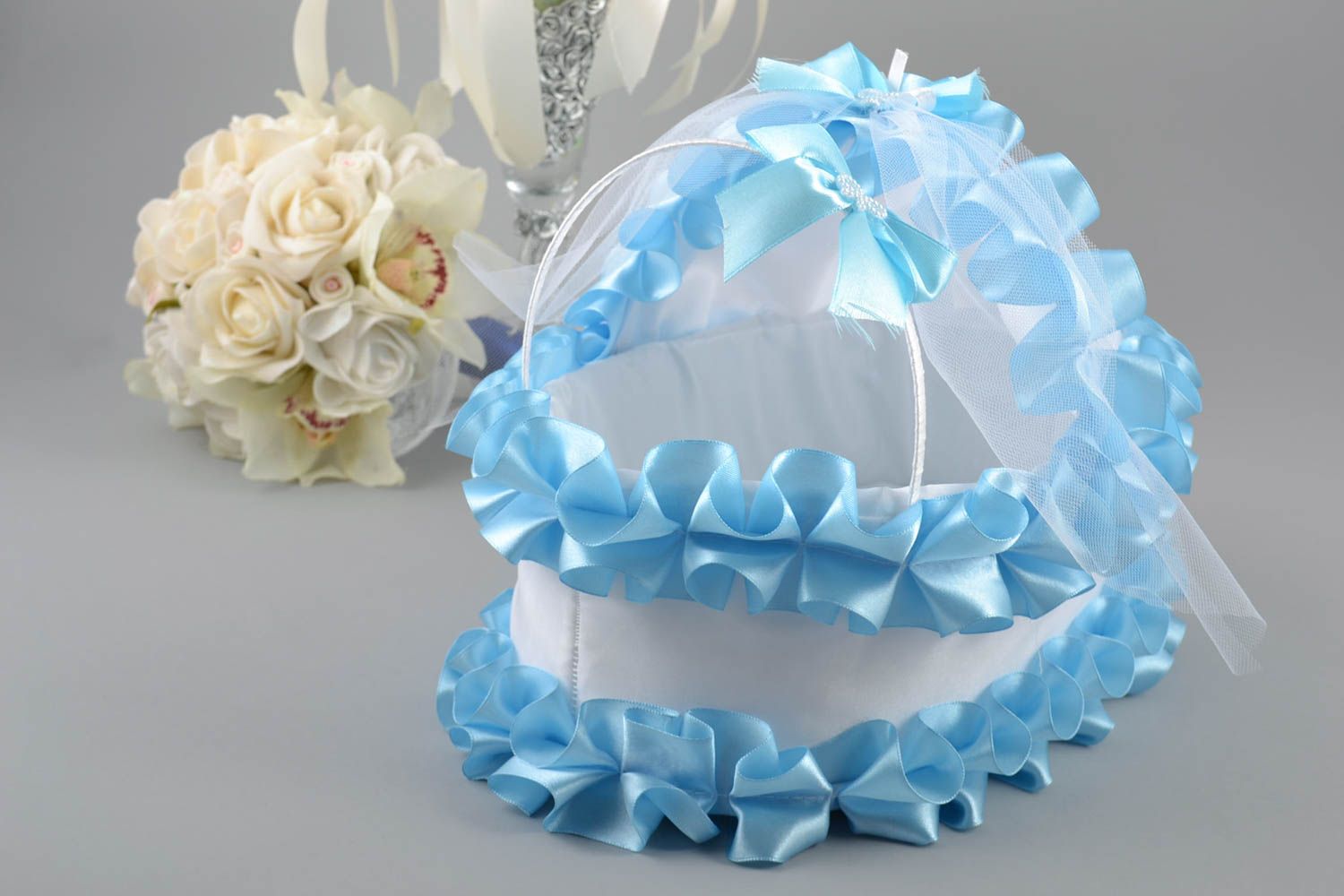 Joli accessoire pour mariage urne blanc bleu faite main en satin et tulle photo 1