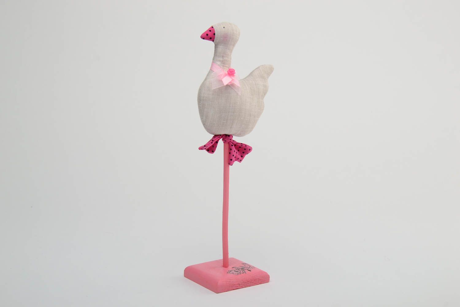 Statuette canard en tissu sur support en bois rose faite main avec peinture photo 2