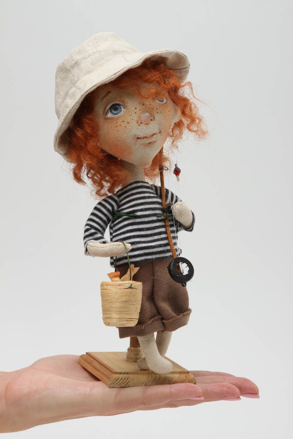 Poupée garçon faite main Figurine pêcheur en tissu sur support Cadeau original photo 5