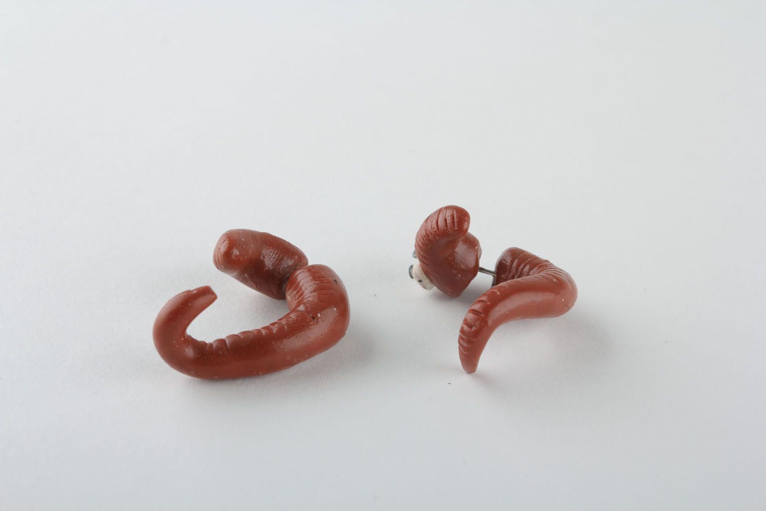 Orecchini finti fatti a mano a forma di verme accessorio originale da donna foto 3