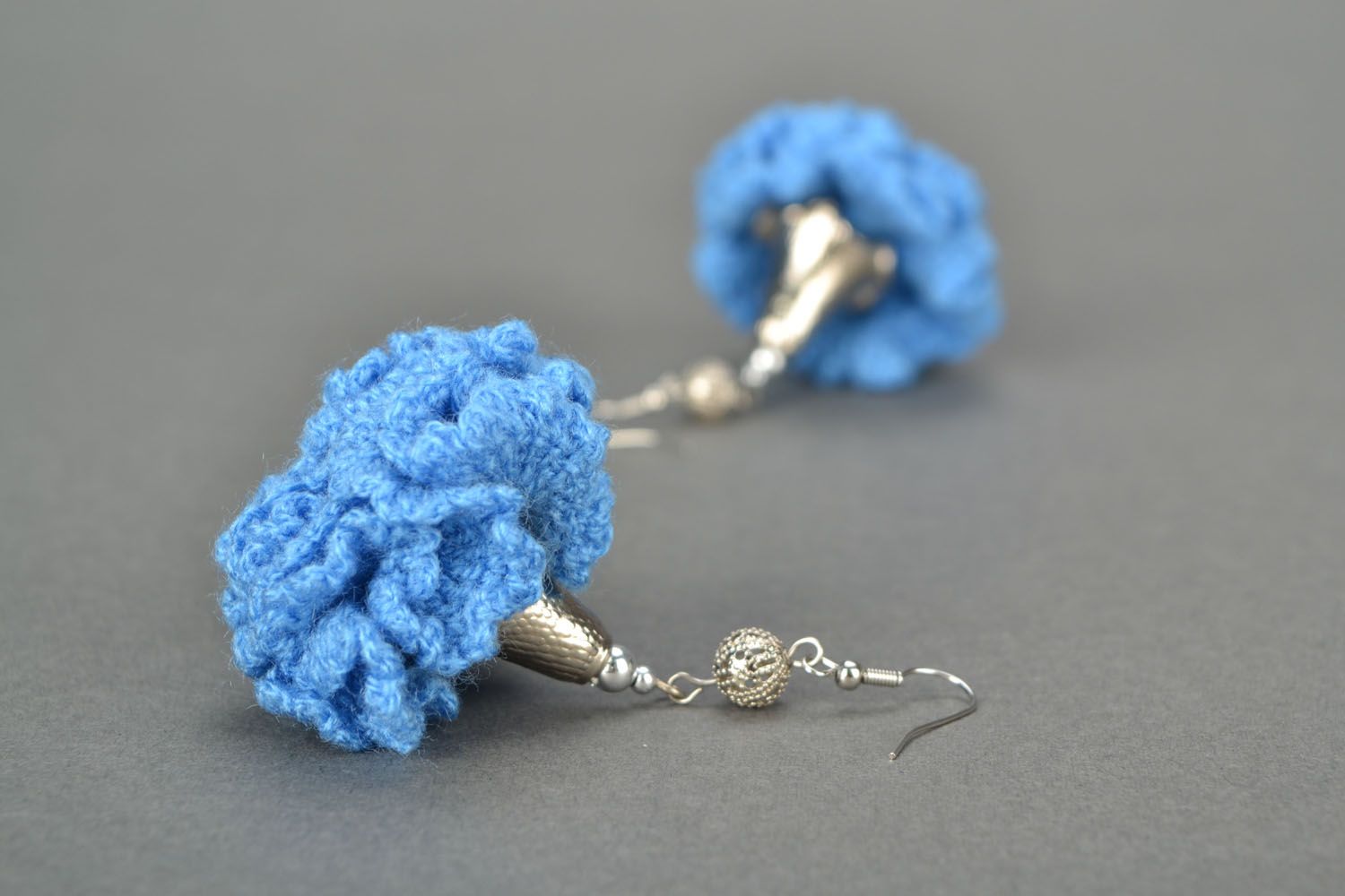 Brincos de malha artesanais ornados com gancho Cravo azul foto 1