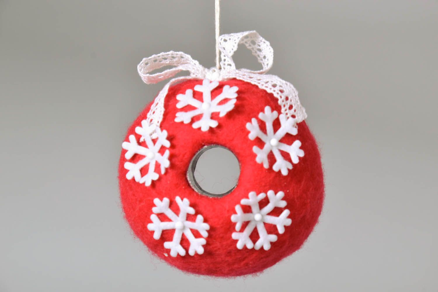 Decoração de Natal feita à mão numa base de plástico tricotada a mão decorada com  lã e rendas foto 2