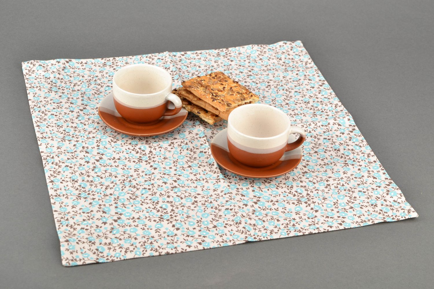 Decorative table napkin with flower print photo 1