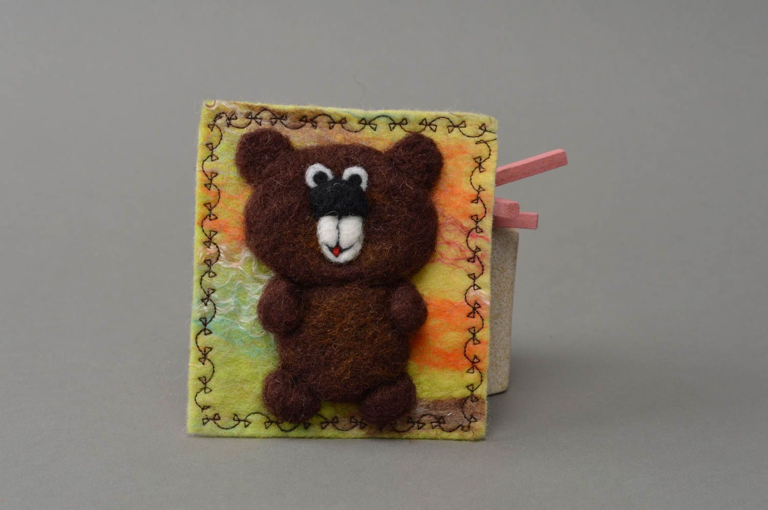 Квадратный магнит на холодильник из шерсти в виде медвежонка ручной работы фото 1