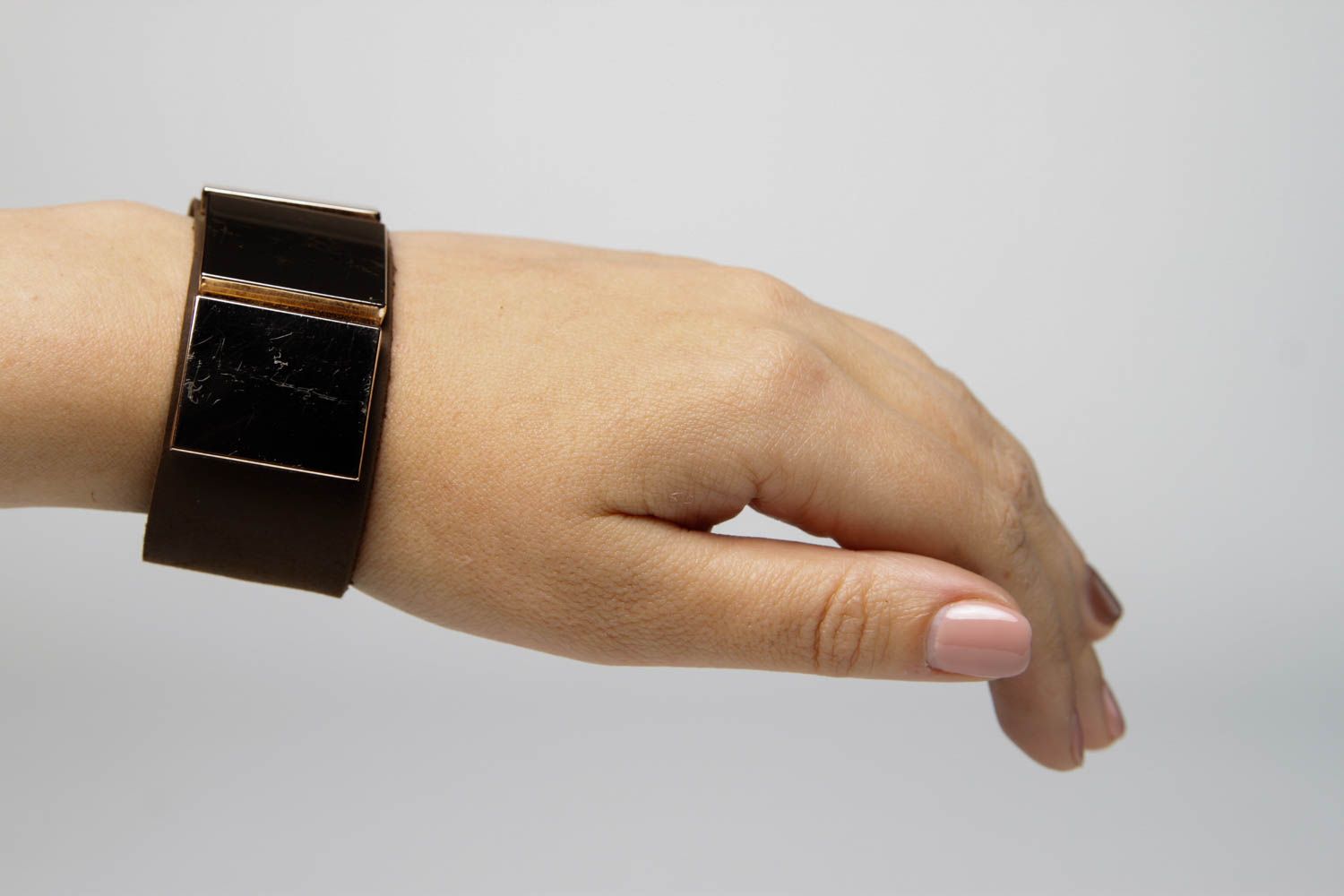 Handmade breites Armband aus Leder Designer Schmuck Accessoire für Frauen dunkel foto 2