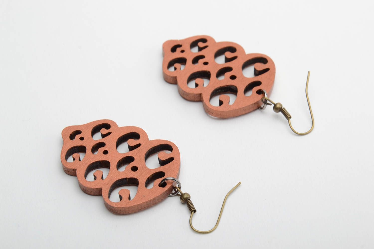Boucles d'oreilles en bois de contreplaqué faites main avec perles de rocaille photo 4