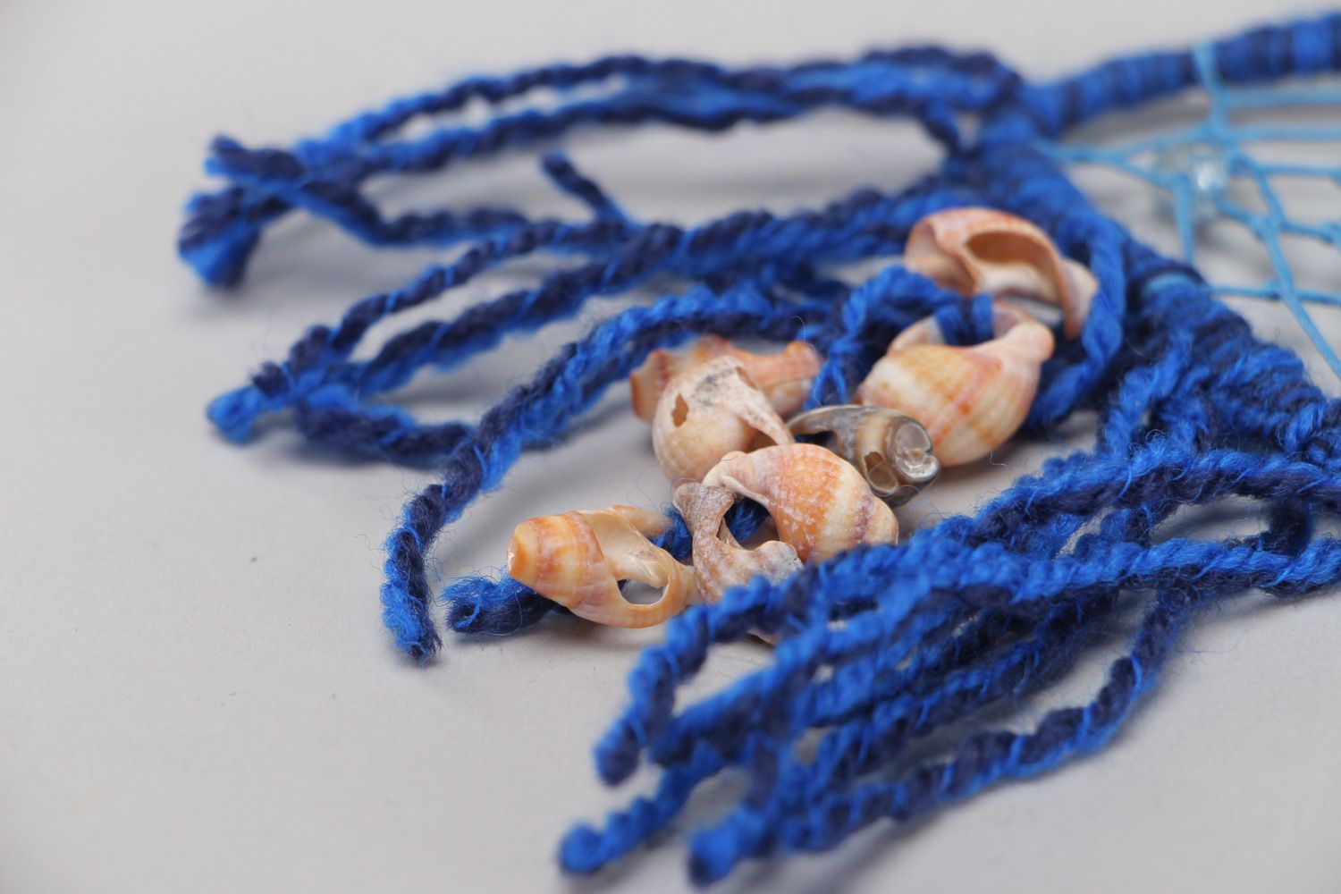 Ловец Снов интерьерная подвеска из вощеных шнурков бусин и ракушек синяя Медуза фото 3
