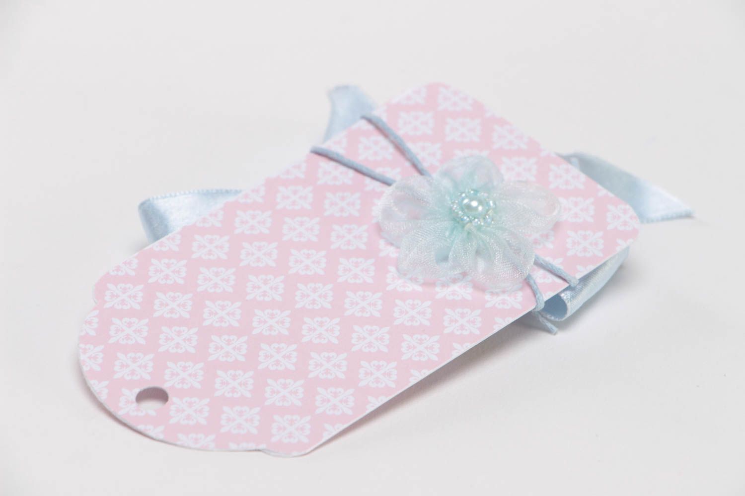 Tag de cadeau technique scrapbooking en carton et papier rose avec noeud  photo 3