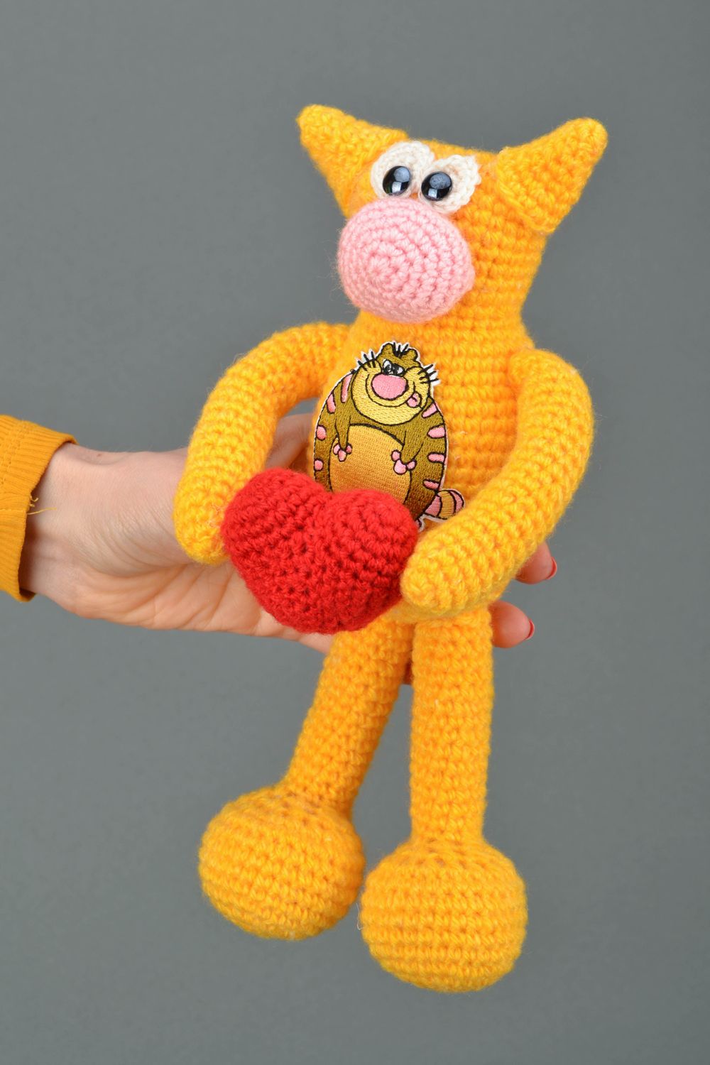 Peluche tricotée faite main en forme de chat tenant le coeur photo 2