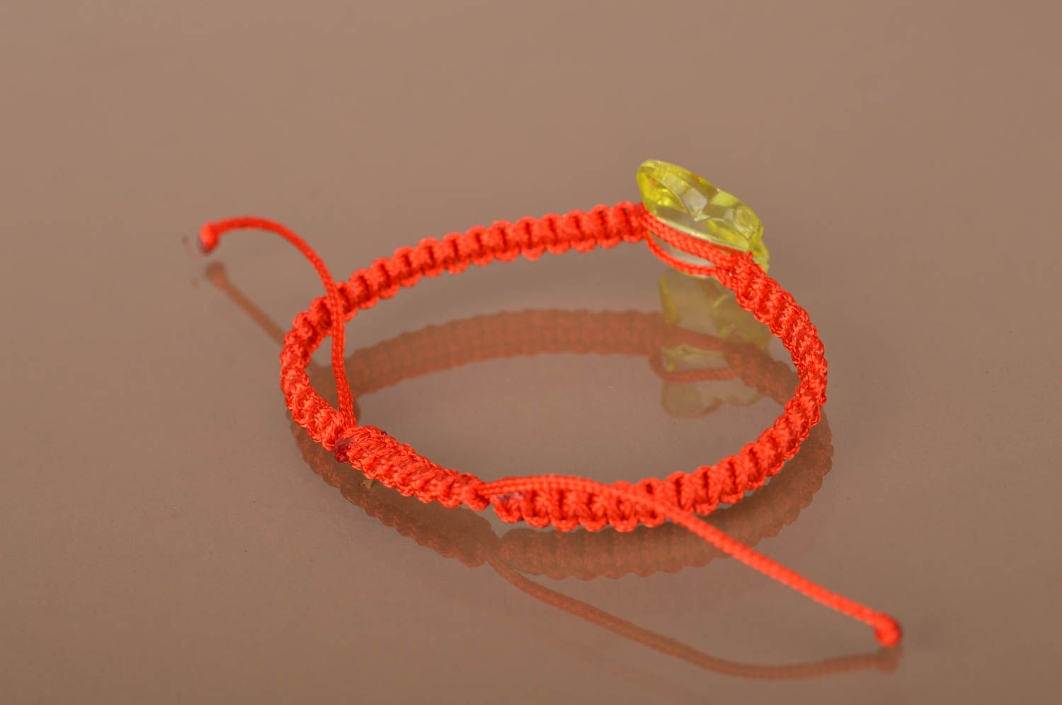 Bracelet tressé en lacet ciré rouge avec papillon jaune fait main fin original photo 5