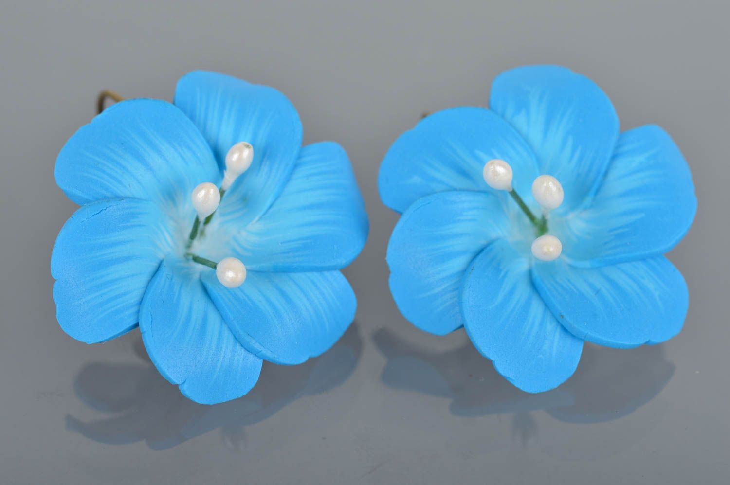 Pendientes artesanales originales con flores de arcilla polimérica de color azul foto 2