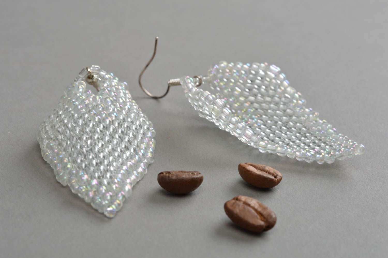 Boucles d'oreilles feuilles faites main en perles de rocaille blanches bijou photo 1