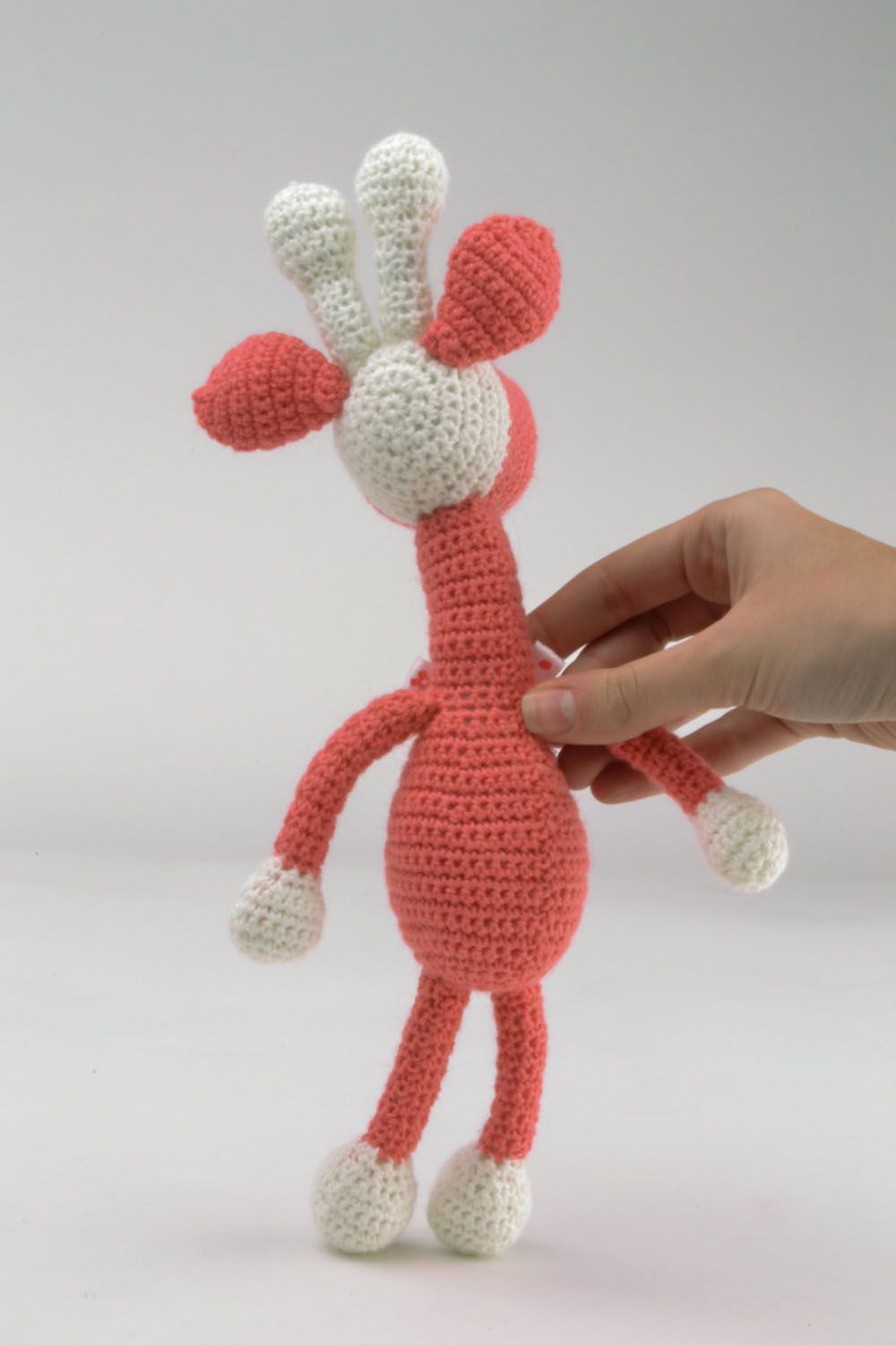 Brinquedo tricotado com gancho Girafa de cor rosa foto 2