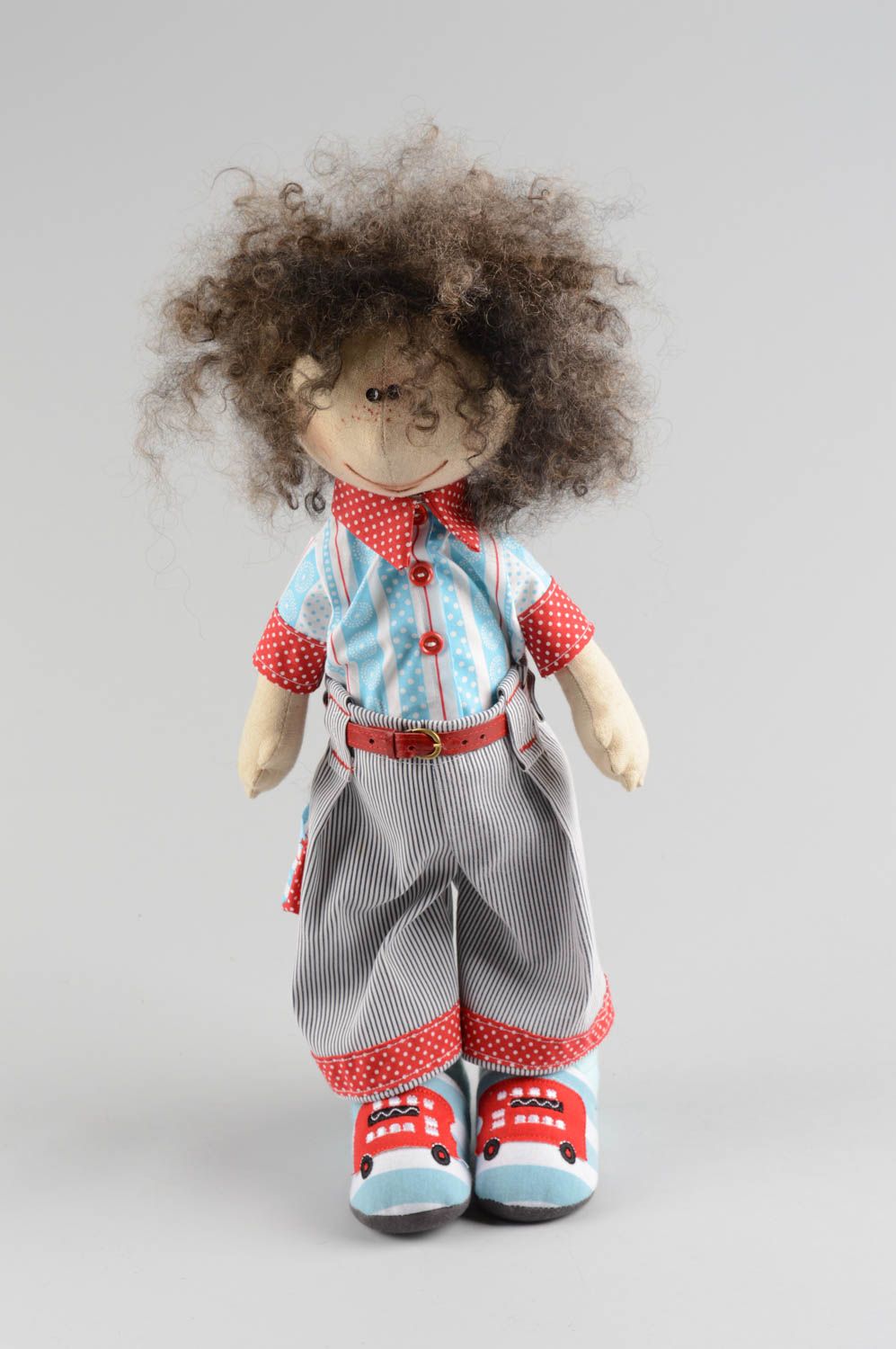 Авторская тканевая кукла из льна ручной работы дизайнерская в виде мальчика фото 2