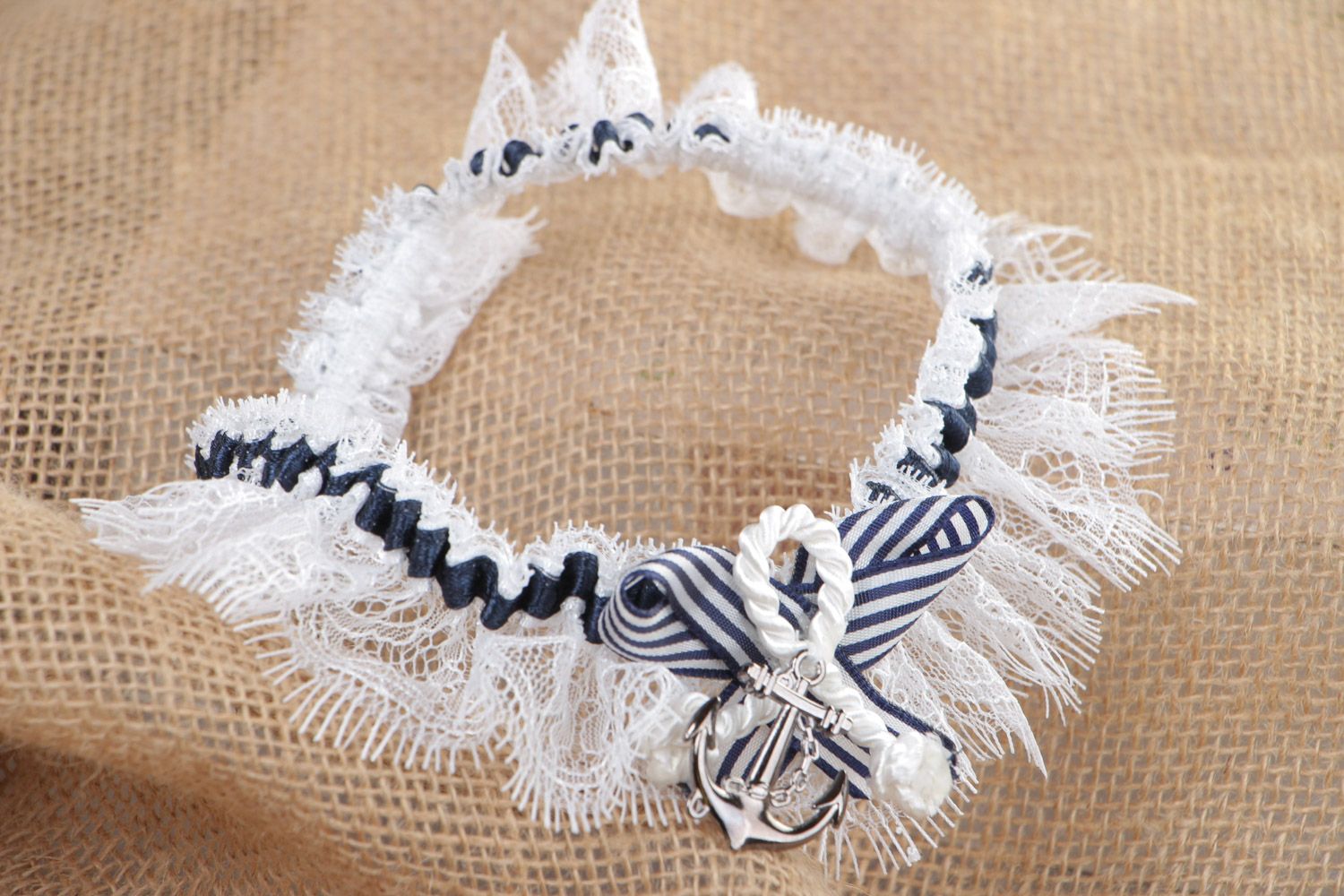 Jarretière de la mariée avec ancre faite main en dentelle bleu-blanc style marin photo 1