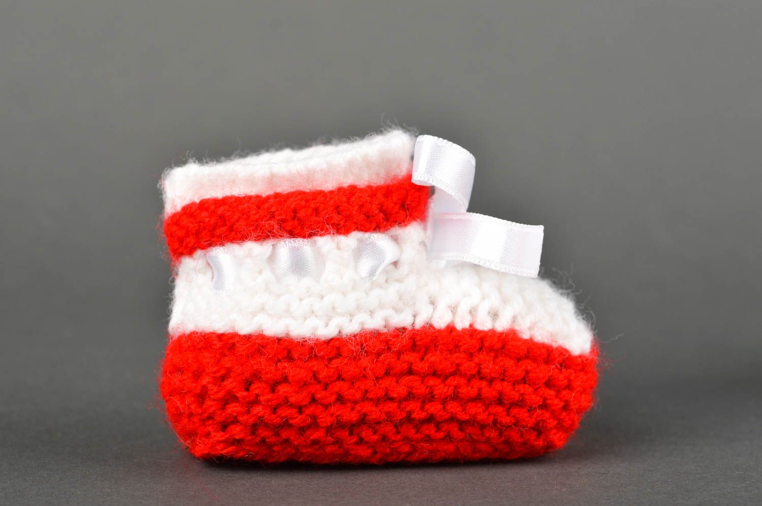 Chaussons bébé fille faits main Chaussures bébé blanc-rouge tricot Vêtement bébé photo 3