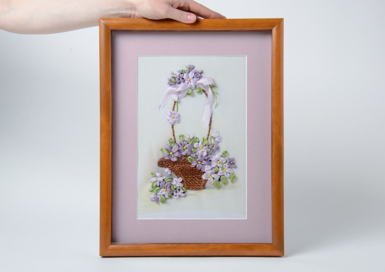 Tableau brodé avec cadre en bois clair fait main décoratif Panier de fleurs photo 5