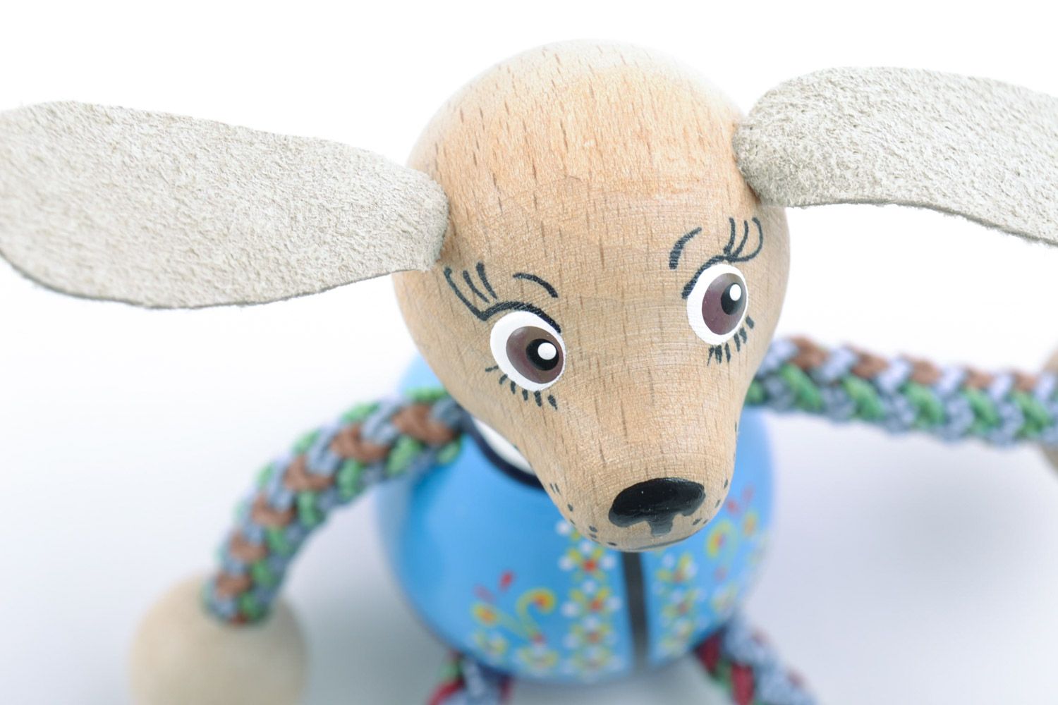 Öko Spielzeug aus Holz künstlerisch handmade Hund im blauen Anzug foto 3