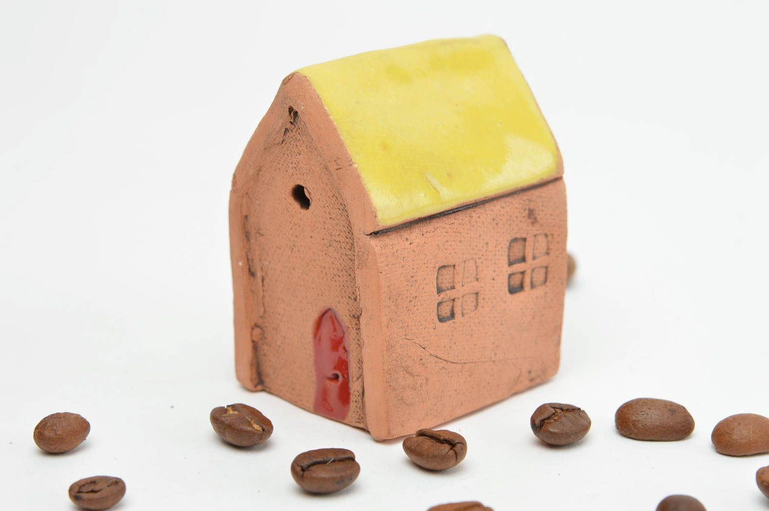 Керамический домик с желтой крышей декоративная статуэтка ручной работы  фото 1