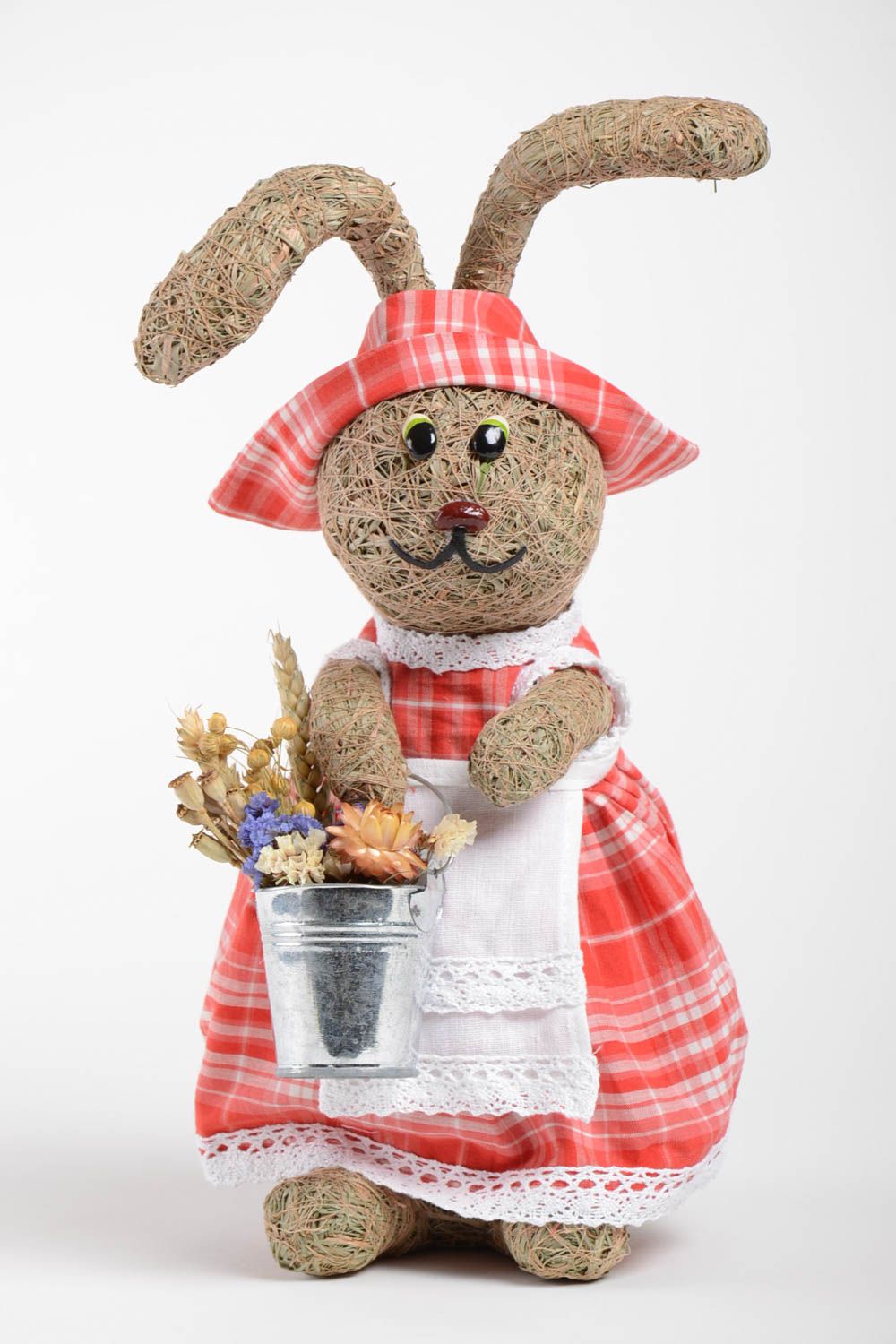Декоративная игрушка из сухой травы заяц девочка в платье ручная работа фото 2