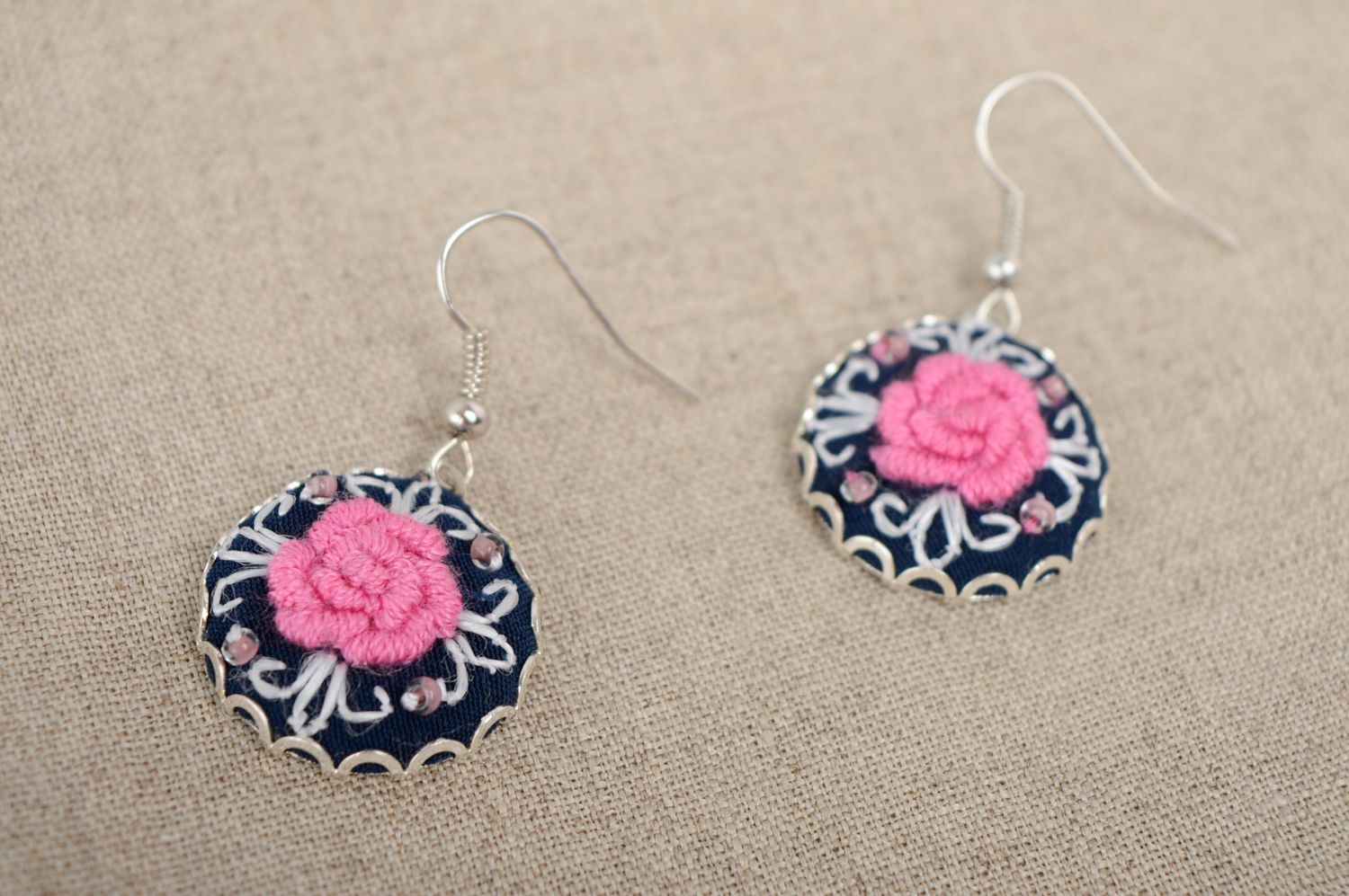 Rococo embroidered round earrings photo 1