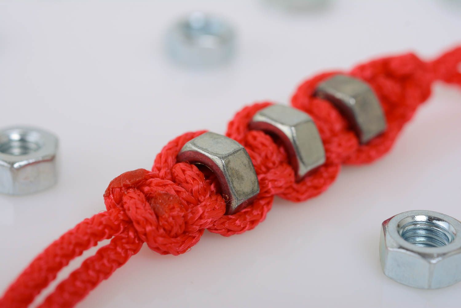 Geflochtener Schlüsselanhänger in Rot handmade schön grell mit Schraubenmuttern foto 3