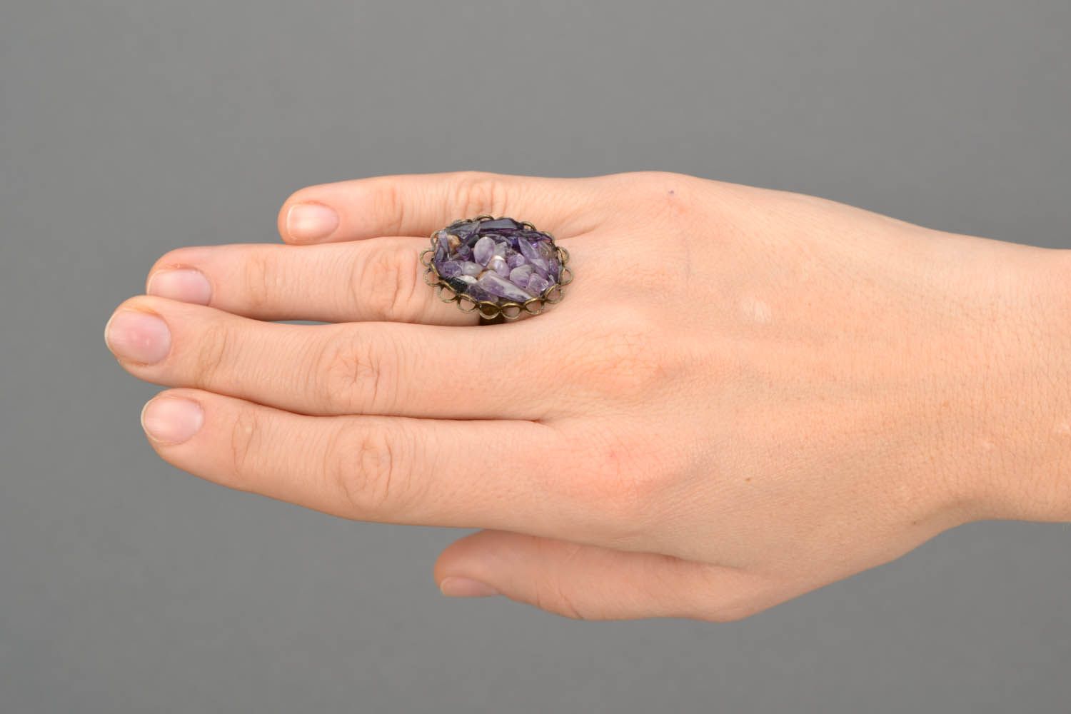 Металлическое кольцо с аметистом фото 2
