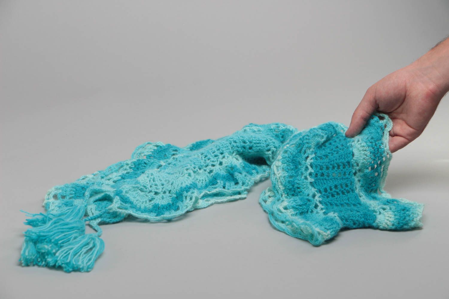 Голубой вязаный крючком шарф из мохера ручной работы нарядный оригинальный фото 5