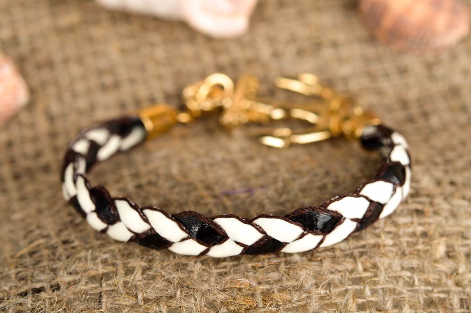 Черно-белый браслет ручной работы женский браслет коса из лент стильный браслет фото 1