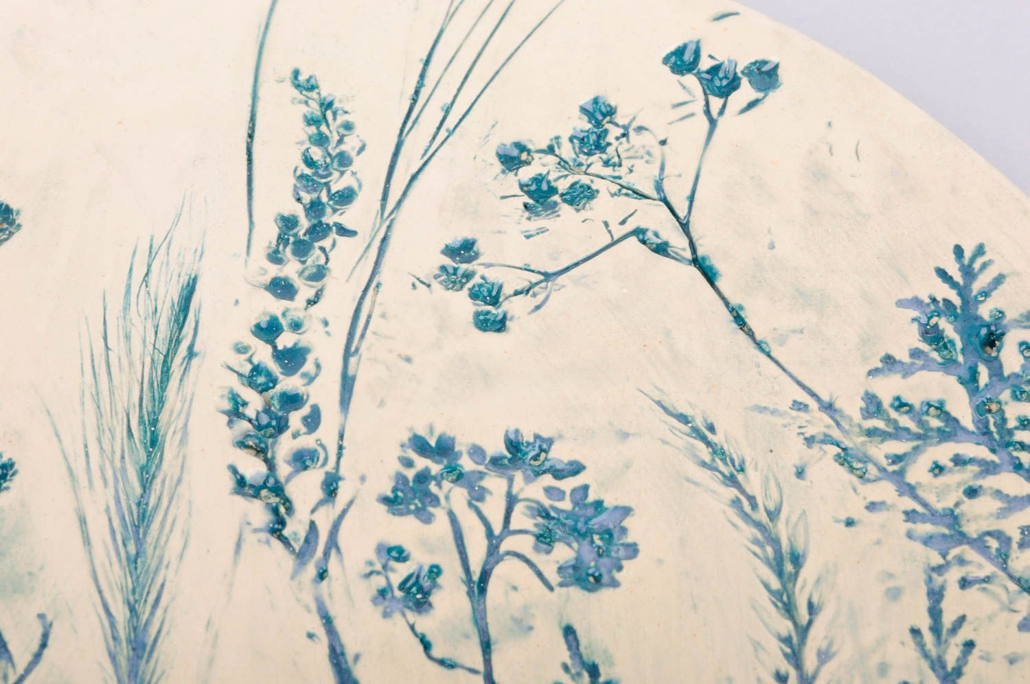 Assiette en céramique décorative faite main peinte de glaçure à motif bleu blanc photo 4